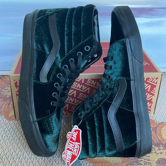 Vans WMNS Sk8-Hi Velvet Green/Black
VN0A4BVT203
Sneakers - Picture 12 of 16